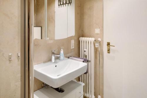 a bathroom with a sink and a mirror at Oskar im Bärenhüsli in Titisee-Neustadt