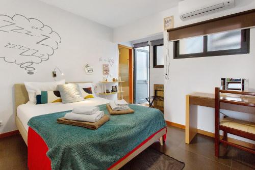 a bedroom with a bed with towels on it at Sissi Lanço Sea View 7 in Funchal