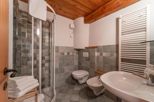 a bathroom with a sink and a toilet and a shower at Civico 5 in Marmora