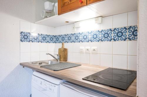 a kitchen with a sink and a counter top at Appartement 'Bds1 37' 5 Couchage in Saint-François-Longchamp