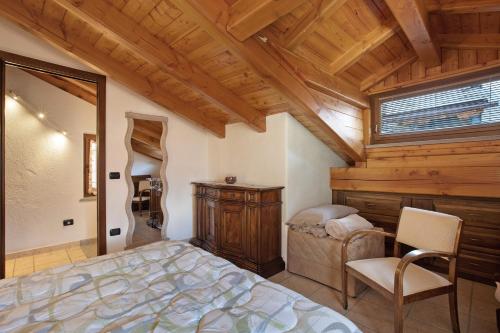 a bedroom with a bed and a wooden ceiling at Da Manu - Blavy Nus in Blavy