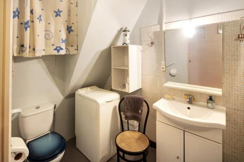 a small bathroom with a toilet and a sink at Le Vigan, balcon, parking, animaux in Le Vigan
