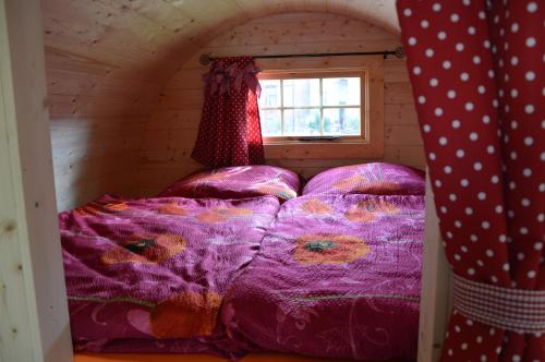 a bed in a small room with a window at Campingfass Bunge 1 in Krostitz