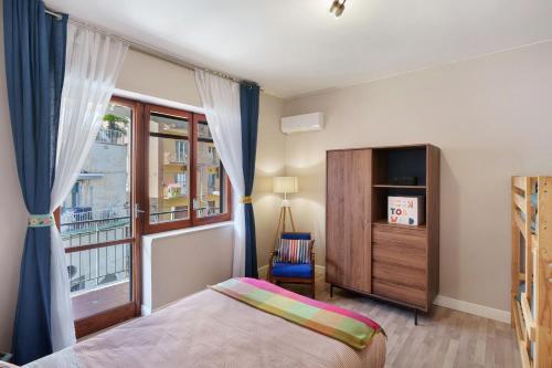 a bedroom with a bed and a window at Casa Frank 2 in Torre Annunziata