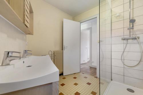 a bathroom with a white sink and a shower at Gîte de Mirabel Château Saint Ahon in Blanquefort