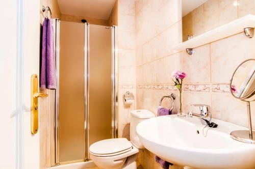 a bathroom with a sink and a toilet and a shower at Drac Blanc 1-3 in Cala Ratjada