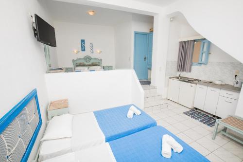 a large room with a bed and a kitchen at Pico Bello Patmos 12 in Patmos