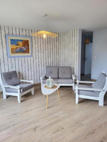 a living room with three couches and a coffee table at Gîte Cadet Rousselle in Lessay