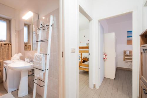 a bathroom with a sink and a toilet at Rossini 14 Centro e Mare a Piedi in Porto Cesareo