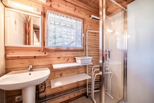 a bathroom with a sink and a shower at Chalet 6p Classique - Les Biches in Verchaix
