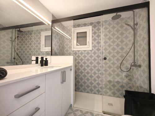 a bathroom with a shower and a sink at Primera linea Sant Antoni Calonge in Sant Antoni de Calonge