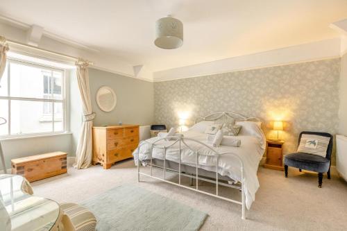 a bedroom with a white bed and a window at 2 Bed in Appledore oc-cosyn in Appledore