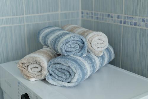a pile of towels sitting on top of a toilet at Appart 2 morangis in Morangis