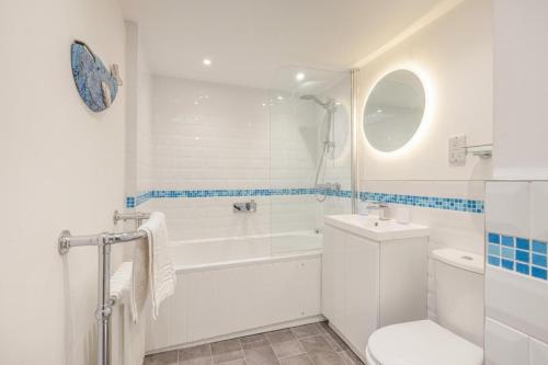 a bathroom with a tub and a toilet and a sink at 2 Bed in Appledore oc-cosyn in Appledore