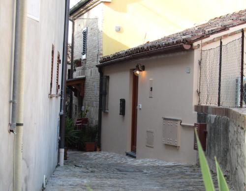 an alley in an old town with buildings at Casa Vacanze - B&B La Casetta in Mondolfo
