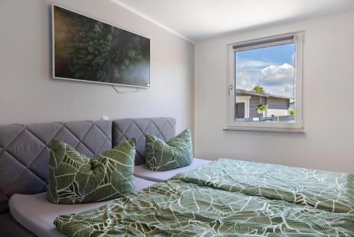 a bedroom with a bed and a window at Pension Haus Leni am Schwanenteich in Mühlhausen