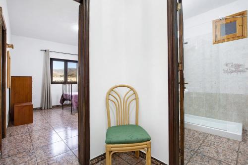 a chair in a room with a mirror at Casa la solapa in Pájara