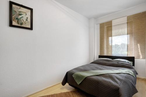 a bedroom with a bed and a window at Ferienwohnung Spree - Oase in Spremberg