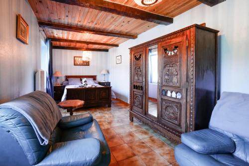 a living room with a couch and a bedroom at Chambre Breizh in Cast