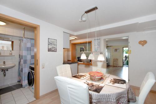 eine Küche und ein Esszimmer mit Tisch und Stühlen in der Unterkunft Obermaiselstein in Obermaiselstein
