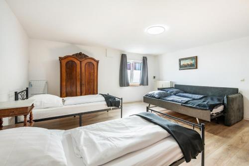 a room with three beds in it at Ferien- Monteurwohnung in Nürnberg in Nuremberg