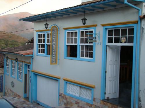 a blue and white building with a door at Pousada do Chafariz in Mariana