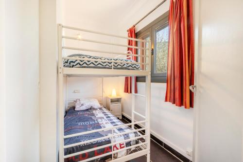 a bedroom with a bunk bed in a room at Maison avec piscine en Catalogne in Aramunt