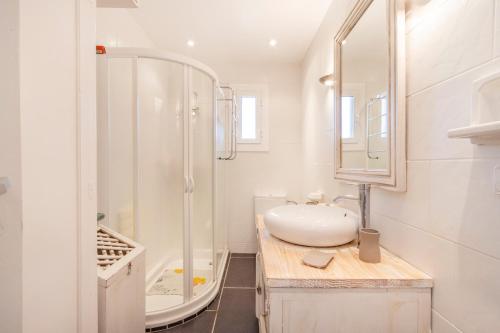 a white bathroom with a sink and a shower at Maison avec piscine en Catalogne in Aramunt