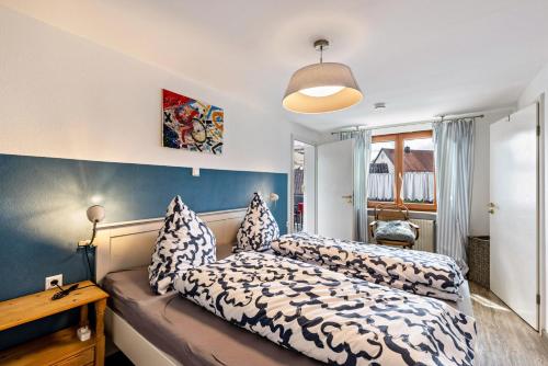 a small bedroom with a bed and a window at Ferienwohnung Zu Hause auf Zeit in Balingen