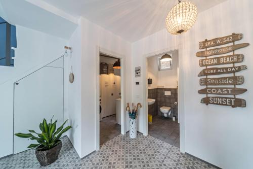 a hallway with a sign for a guest room at Casa Royale Appartamento Acqua in Lierna