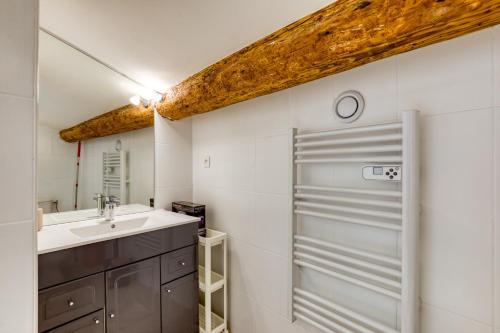 a bathroom with a sink and a shower at Le Voltaire pour 4 in Sète