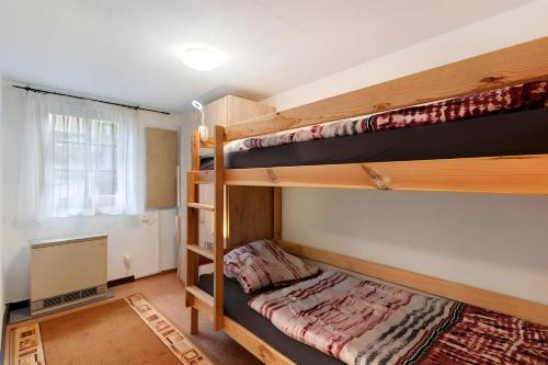 a room with two bunk beds and a window at Ferienwohnung im Strumpfweberhaus in Schiltach