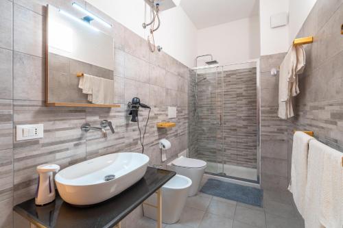 a bathroom with a sink and a toilet at Il cappello sulle 23 in Avola