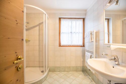 a bathroom with a shower and a sink at Ciasa Tlara App Alma in San Vigilio Di Marebbe