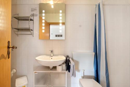 a small bathroom with a sink and a toilet at Bi Tiessens to Hus in Arkebek