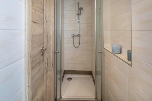 a shower stall with a toilet in a bathroom at Ferienhaus Bornwiese in Schwalmtal