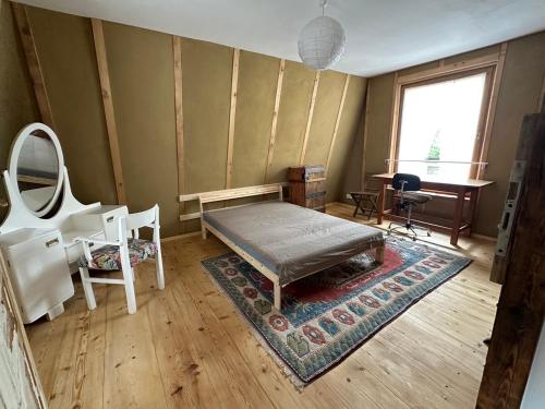 Zimmer geräumiger Wohnküche am Stadtrand mit Holzofen