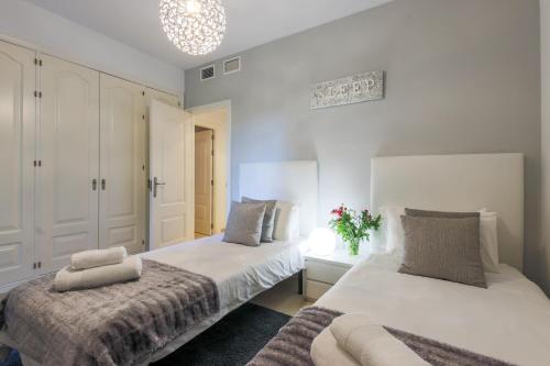 two beds in a room with white walls at 2-bed apt in Capanes del Golf in Benahavís