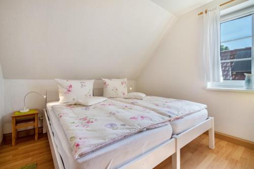 a bed in a room with a window at Ferienwohnung 2 Schulze in Neustrelitz