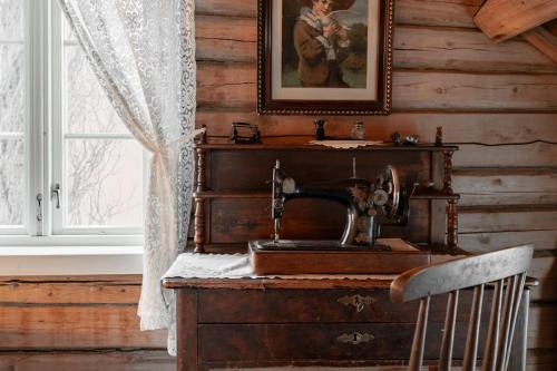 an old sewing machine sitting on a dresser in a room at Thon Hotel Sortland in Sortland