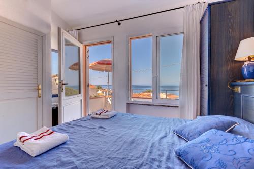 a bedroom with a bed with a view of the beach at Appartamento con vista mare Chiessi in Chiessi