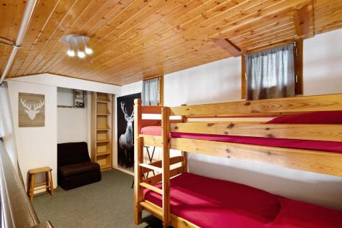 a room with two bunk beds and a chair at Chalet Pla Del Mir in Les Angles