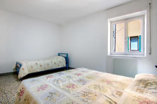 una camera da letto con due letti e una finestra di Dongo Garden a Dongo
