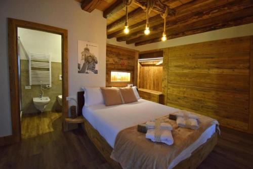 a bedroom with a bed with two towels on it at Affittacamere da Annarè in Comèlico Superiore