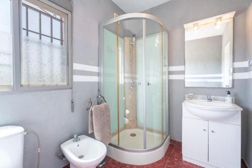 a bathroom with a shower and a sink and a toilet at Villa Casablanca Apartment in Torrent