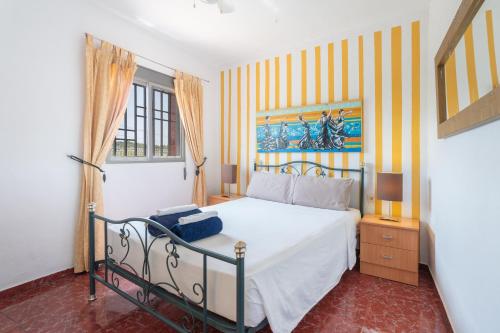 a bedroom with a bed and a painting on the wall at Villa Casablanca Apartment in Torrent