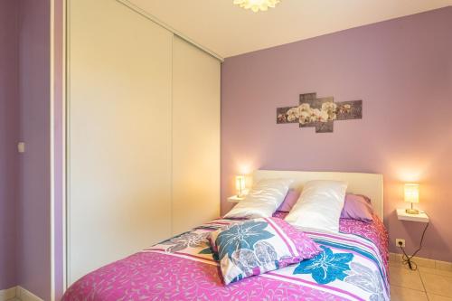 a bedroom with a bed with two pillows on it at Chambre chez l'habitant proche mer in Saujon