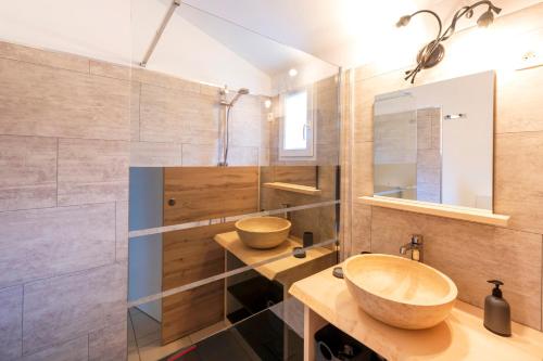 a bathroom with a wooden sink and a mirror at Cosy Pavillon 2chambres proche mer in Ondres
