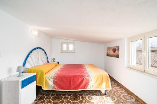 a bedroom with a bed with a colorful blanket at Tasa tiago in Santa Lucia