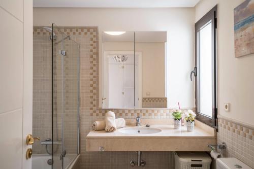 a bathroom with a sink and a shower at Casa Dubh Linn in Playa Blanca